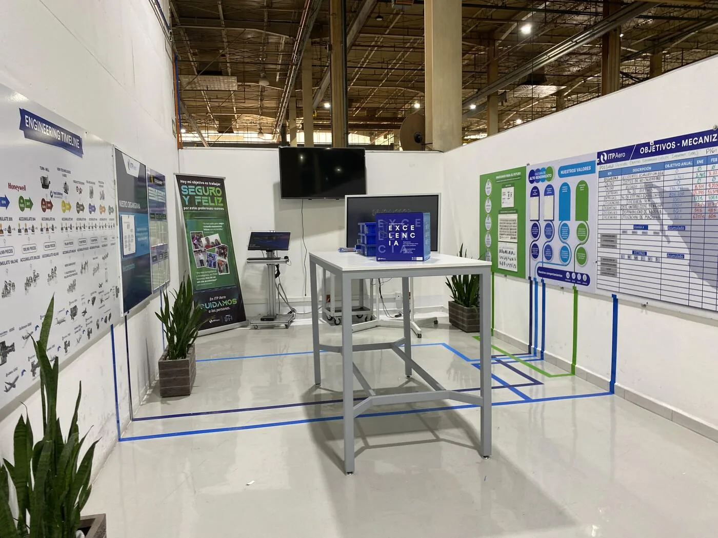 Showroom industrial de ITP Aero con paneles de comunicación y visual management