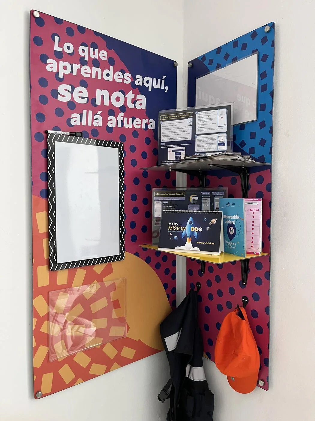 Espacio de onboarding Mars con materiales impresos y comunicación visual