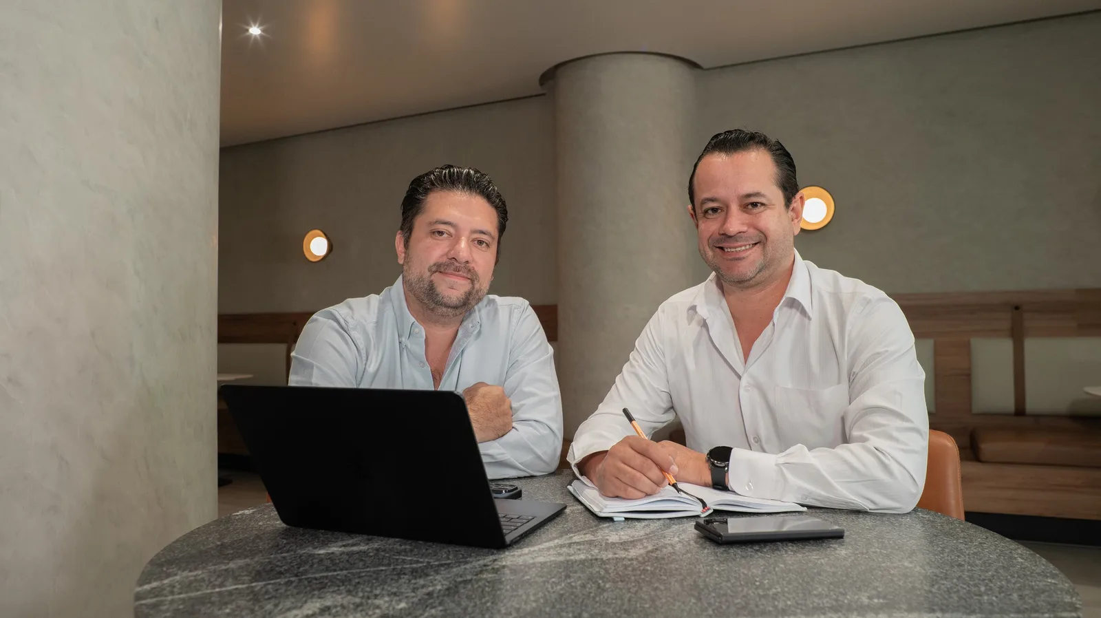 Mario Blanco y Jorge García trabajando en una sesión de planeación