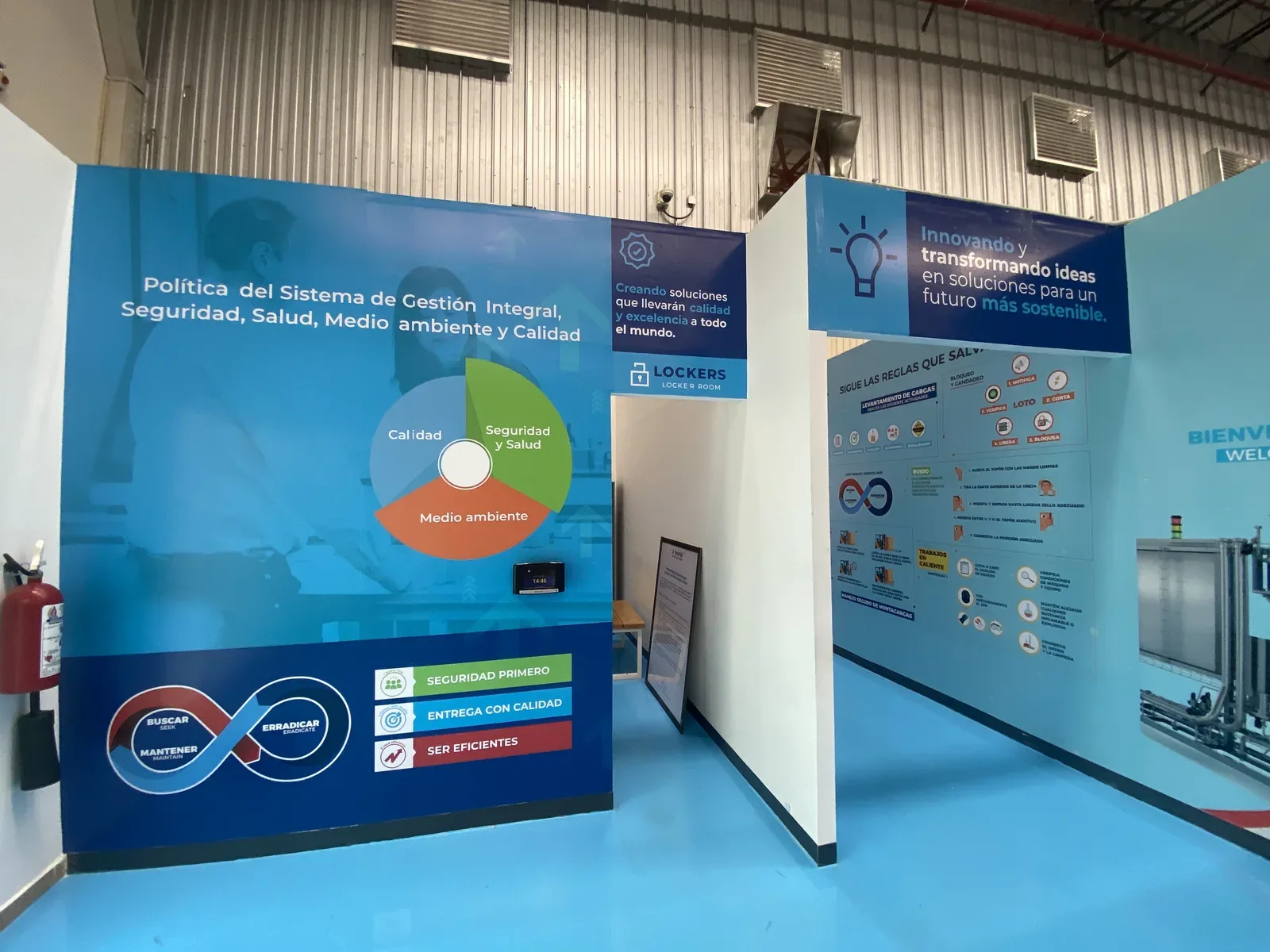 Gráficos de seguridad, salud, medio ambiente y calidad instalados en una planta industrial