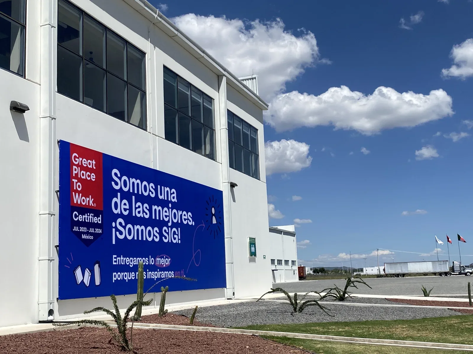 Comunicación exterior de SIG instalada en la fachada de una planta industrial