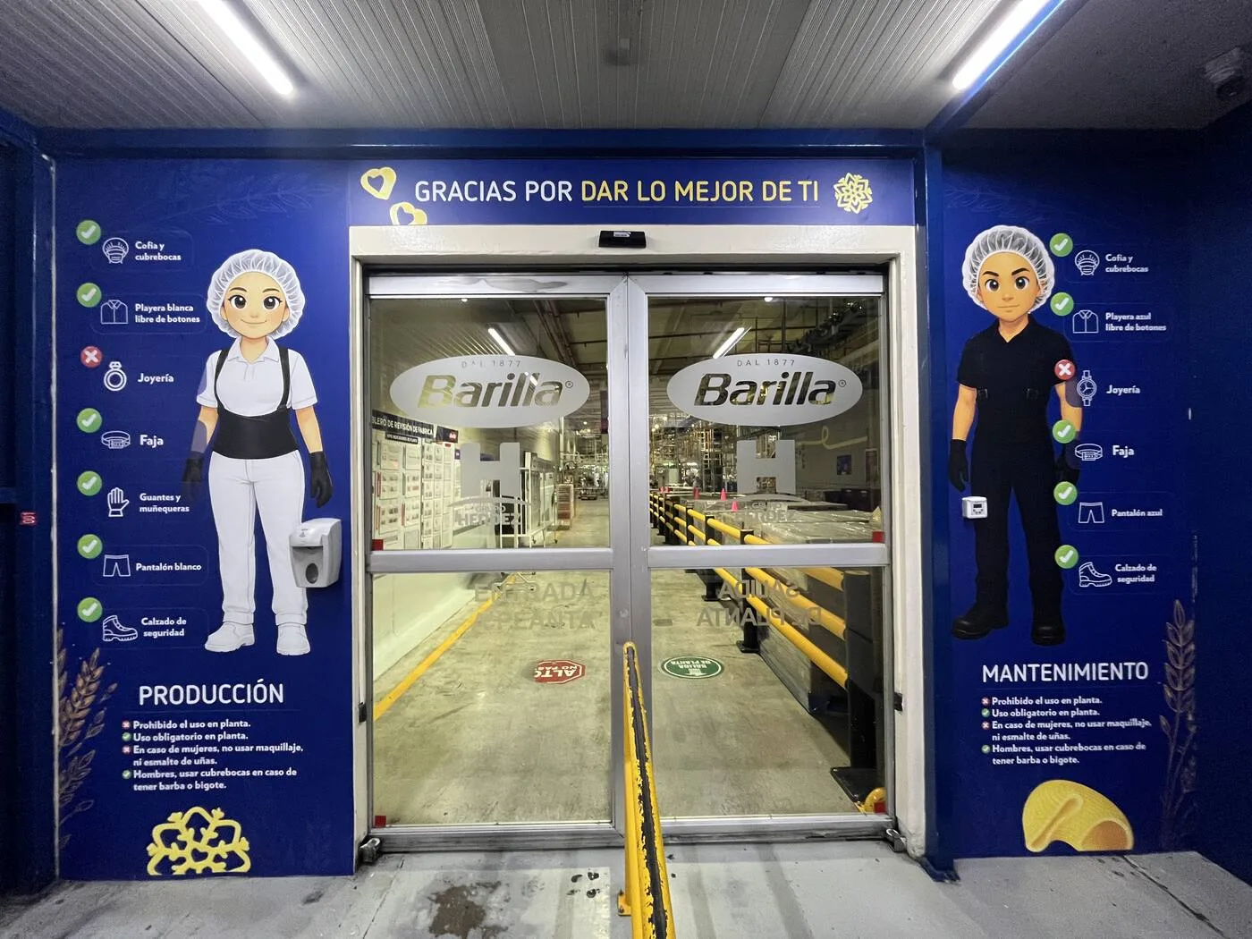 Entrada de planta Barilla decorada con personajes de EPP y checklist de seguridad